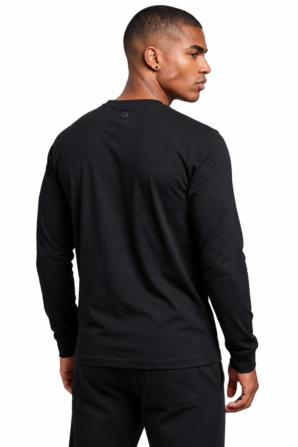 Roberto Vino Black Signature — חולצת שרוול ארוך שחורה עם עיצוב בחזה.