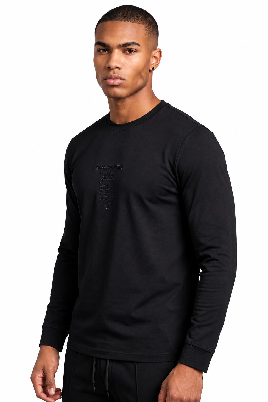 Roberto Vino Black Signature — חולצת שרוול ארוך שחורה עם עיצוב בחזה.